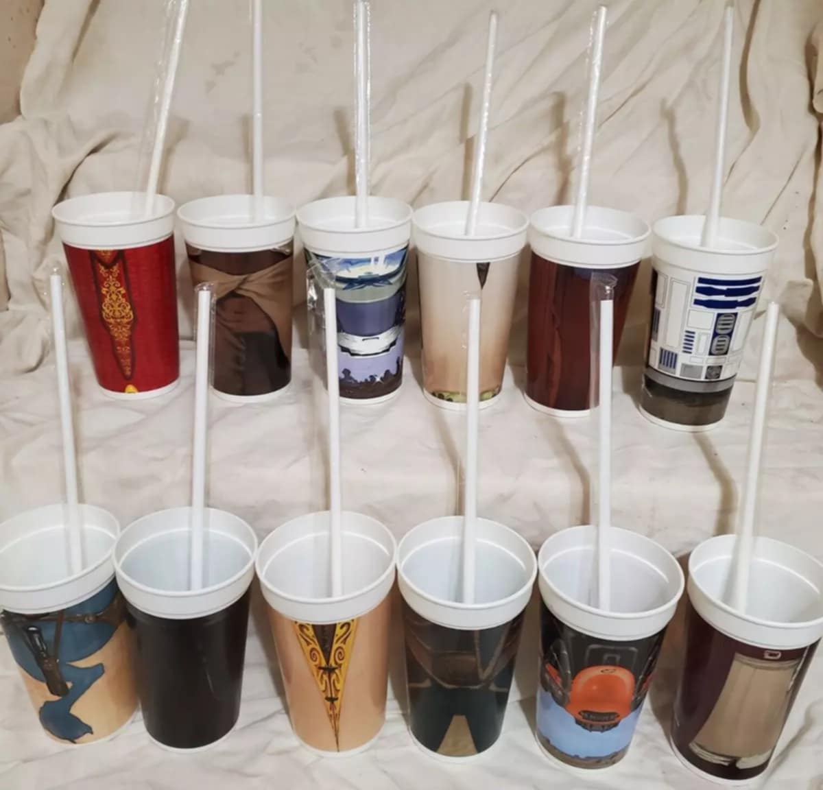 1999 Phantom Menace Collectibles (per topper and cup) in original packaging. Picture for display only!