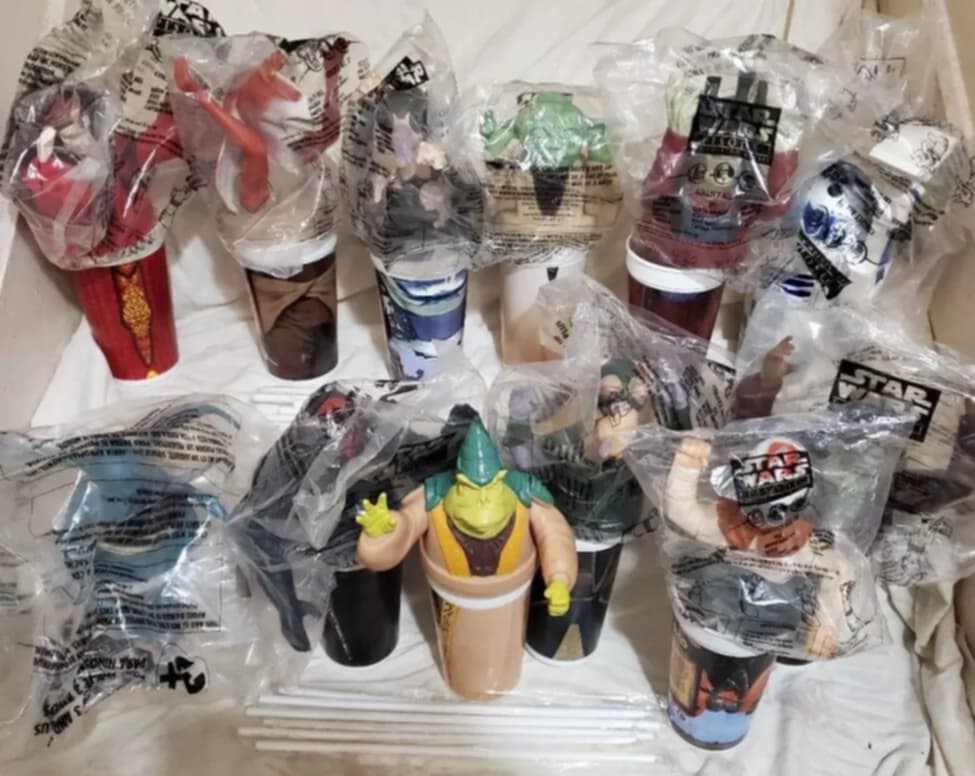 1999 Phantom Menace Collectibles (per topper and cup) in original packaging. Picture for display only!